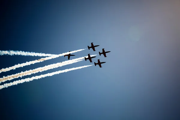 Avia Visa i blå himmel — Stockfoto