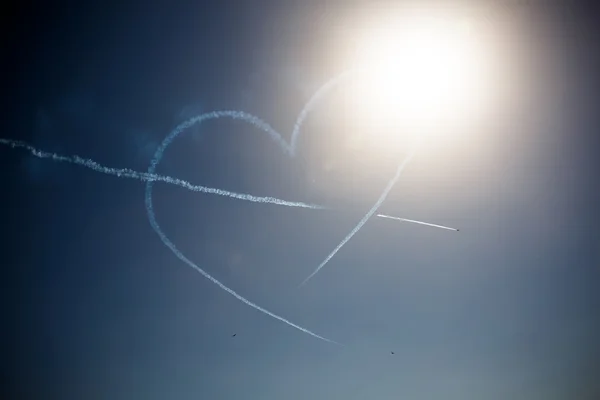 Avia spectacle dans le ciel bleu — Photo