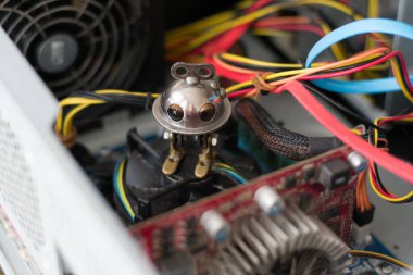 Bilgisayarı tamir eden küçük robotun güzel fotoğrafı.