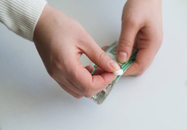 Beyaz arka planda izole edilmiş birkaç hap