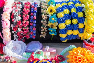 Yapay çiçeklerden yapılmış kızlar için renkli süslemeler