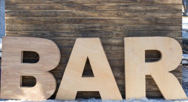 Ahşap arka planda çubuk büyük tabela