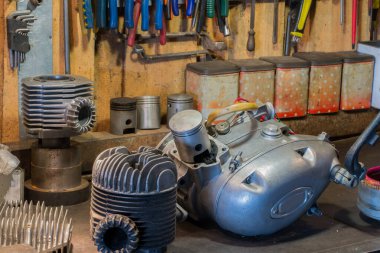 Garajdaki masaüstünde motosiklet parçaları ve araçlar