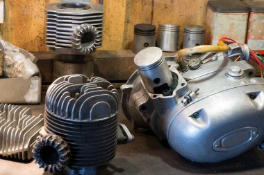 Garajdaki masaüstünde motosiklet parçaları ve araçlar