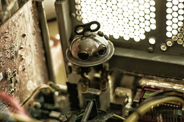 Hermosa Foto Del Pequeño Robot Que Repara Ordenador —  Fotos de Stock