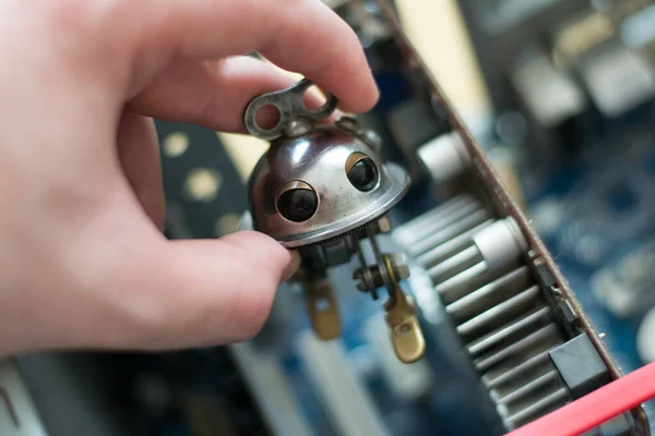 Mão Colocar Pequeno Robô Computador — Fotografia de Stock