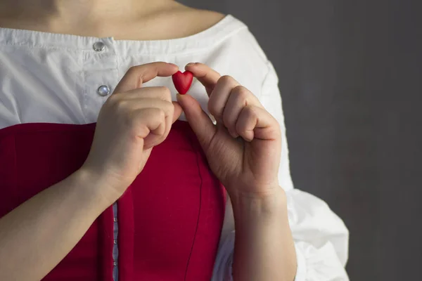 Vrouwelijke Handen Houden Kleine Houten Rode Hart — Stockfoto