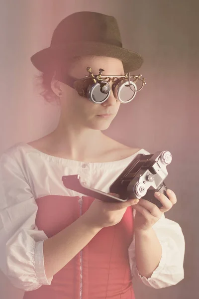 Ελκυστικό Κορίτσι Steampunk Φορώντας Γυαλιά Και Καπέλο Κρατήστε Την Παλιά — Φωτογραφία Αρχείου
