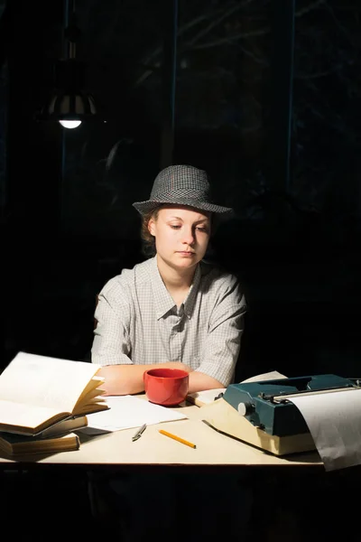 Retrato Uma Menina Chapéu Sentada Uma Mesa Com Uma Máquina — Fotografia de Stock