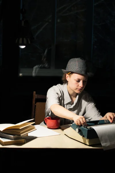Πορτρέτο Ενός Κοριτσιού Καπέλο Που Κάθεται Ένα Τραπέζι Μια Γραφομηχανή — Φωτογραφία Αρχείου