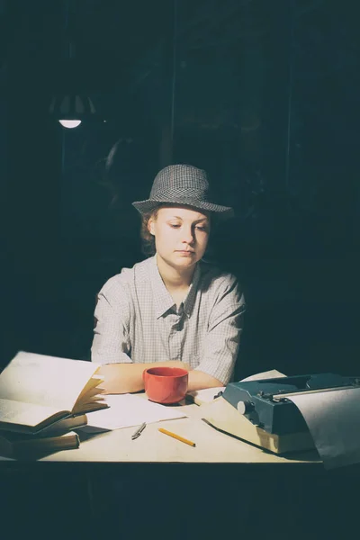 Πορτρέτο Ενός Κοριτσιού Ένα Καπέλο Κάθεται Ένα Τραπέζι Μια Γραφομηχανή — Φωτογραφία Αρχείου