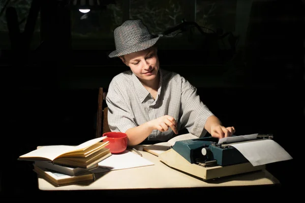 Портрет Девушки Шляпе Сидящей Столом Пишущей Машинкой Книгами Делающей Заметки — стоковое фото