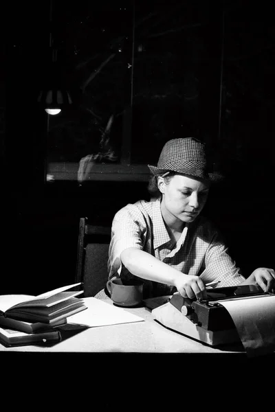 Retrato Uma Menina Chapéu Sentada Uma Mesa Com Uma Máquina — Fotografia de Stock