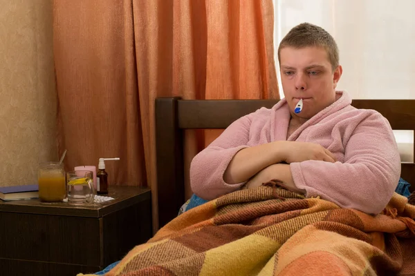 Хворий Хлопець Термометром Халаті Лежить Ліжку — стокове фото