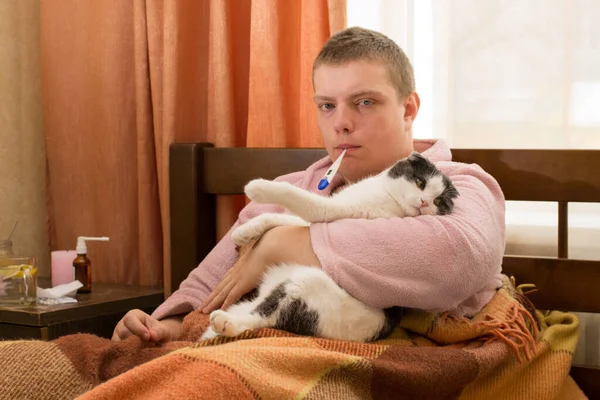 Cara Doente Com Termômetro Deitado Cama Segurando Gato — Fotografia de Stock