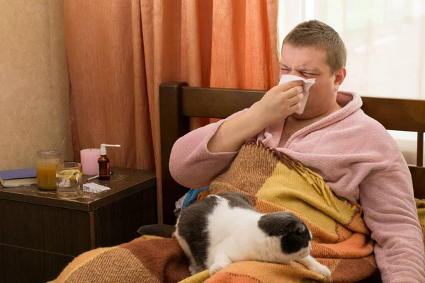 Enfermo Tumbado Cama Con Gato Soplando — Foto de Stock