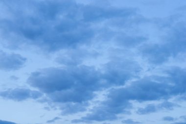 Akşam gökyüzündeki renkli bulutların fotoğrafı.