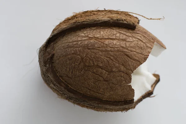 Detailní Záběr Popraskané Kokosové Ořechy Bílém Pozadí — Stock fotografie