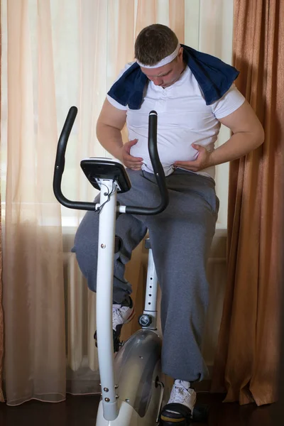 Ragazzo Che Allena Una Bicicletta Allenamento Fissa Casa Guarda Suo — Foto Stock