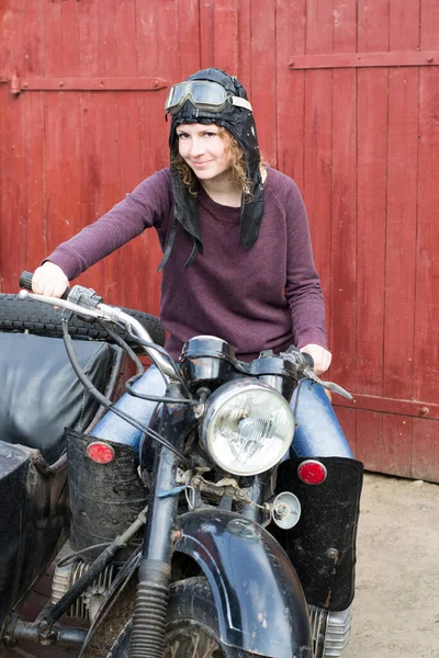 Photo Girl Vintage Motorbike Pilot Cap — Stock Photo, Image