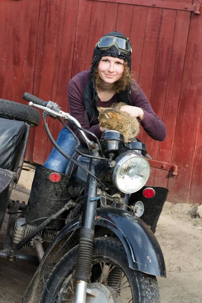 Фото Дівчини Старовинному Мотоциклі Пілотній Шапці Кішкою — стокове фото