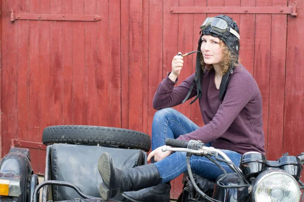 Фото Дівчини Старовинному Мотоциклі Пілотній Шапці Курильною Трубкою — стокове фото