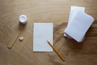 Kağıt, zarf, mum, ahşap dokuda küçük bir kalp.