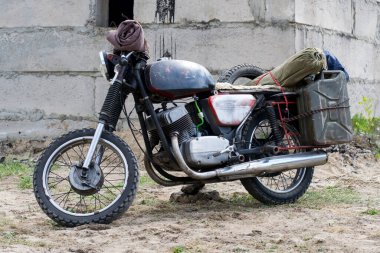 Yıkılmış binanın yakınında kıyamet sonrası bir motosiklet.