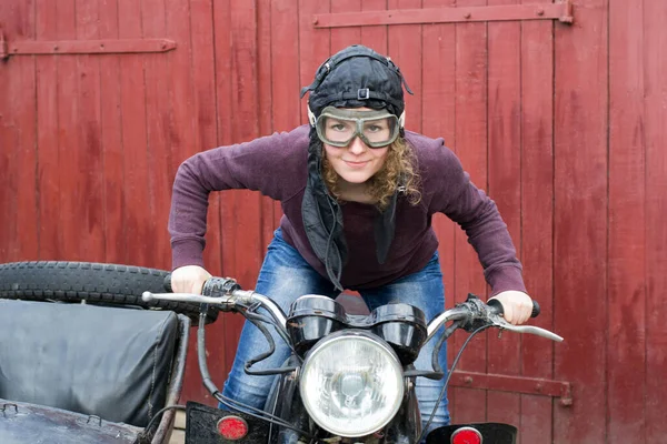 Фото Дівчини Старовинному Мотоциклі Пілотній Шапці — стокове фото