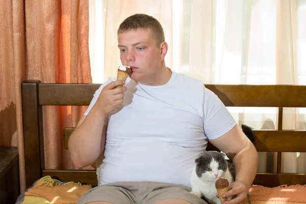 Hombre Gato Comiendo Helado Cono Cama — Foto de Stock