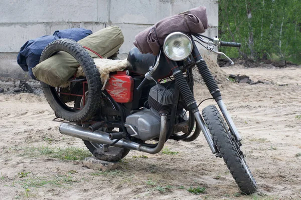Пост Апокаліптичний Мотоцикл Біля Зруйнованої Будівлі — стокове фото