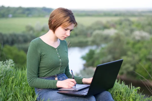 Όμορφη Κοπέλα Χρησιμοποιώντας Γραφικό Tablet Της Κάθεται Στο Γρασίδι — Φωτογραφία Αρχείου