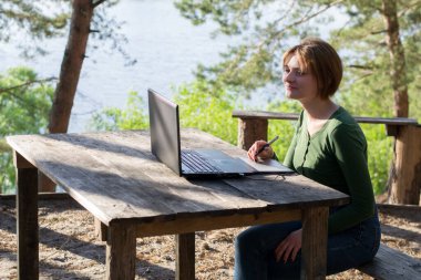 Güzel kız açık havada grafik tabletini kullanıyor.