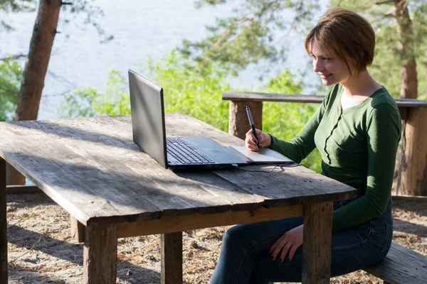 Όμορφη Κοπέλα Χρησιμοποιώντας Γραφικό Tablet Της Εξωτερικούς Χώρους — Φωτογραφία Αρχείου