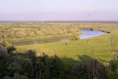 Nehir manzarası ve yeşil çayır