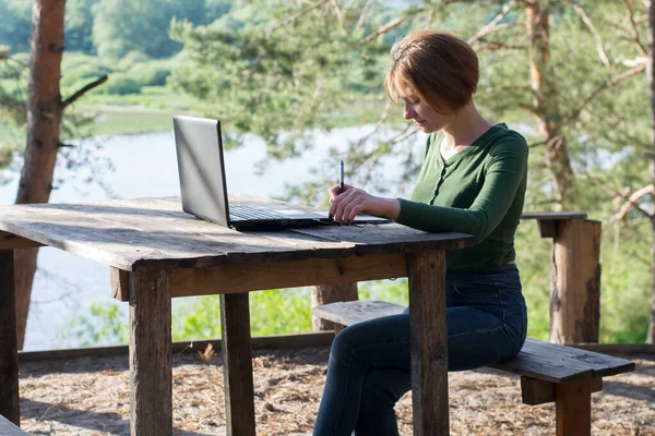 Menina Bonita Usando Seu Tablet Gráfico Livre — Fotografia de Stock