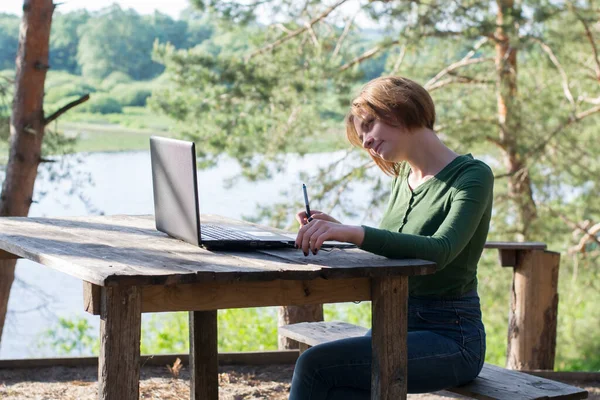 Menina Bonita Usando Seu Tablet Gráfico Livre — Fotografia de Stock