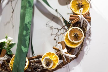 Yeni yıl çelengi. Tarçın, anason, limon, kozalak, yakın plan.