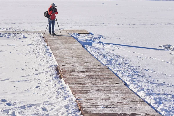 Homem Filma Vídeo Câmera Cais Lago Inverno — Fotografia de Stock