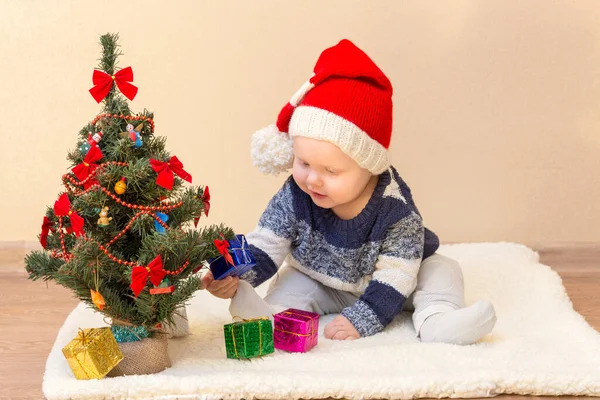 Дивне Дитя Капелюсі Санта Клауса Сидячи Біля Ялинки Маленькими Подарунками — стокове фото