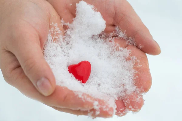 Mani Che Donano Cuore Rosso Nella Neve San Valentino Tema — Foto Stock