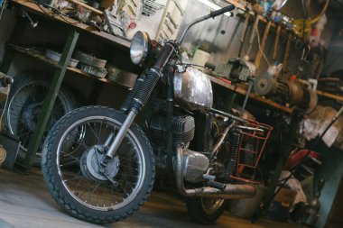 Tamir edilmesi gereken eski motosiklet, atölyede.