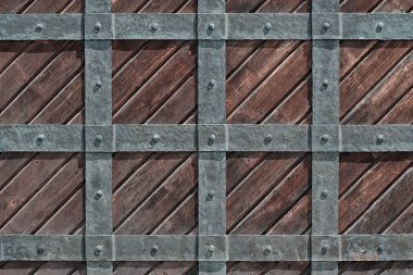 Kalenin ahşap kapısı ızgaranın arkasında.