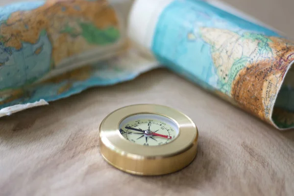 Landkarte Und Kompass Auf Holzgrund Liegend — Stockfoto