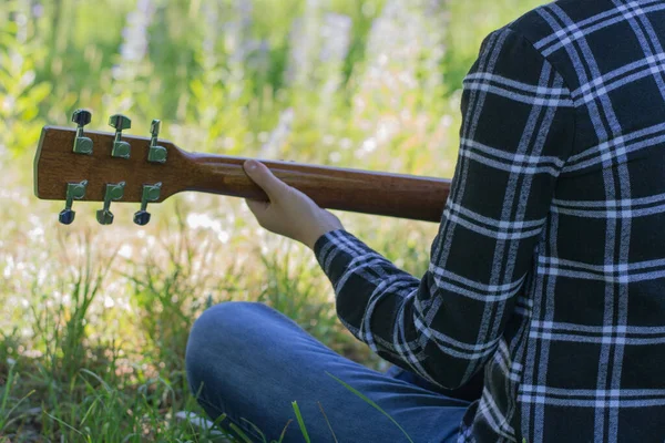 Woman Playing Acoustic Guitar Meadow — Stock Photo, Image