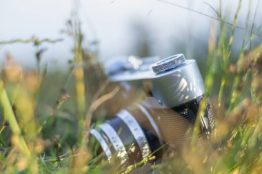 Klasik kamera çimenlerin üzerinde duruyor, seçici odaklanma.