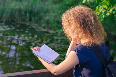 Çocuk parkında parlak, çok renkli çitler