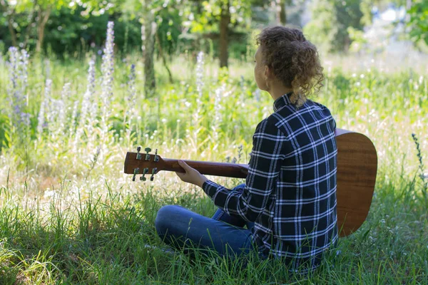 Woman Playing Acoustic Guitar Meadow — Stock Photo, Image