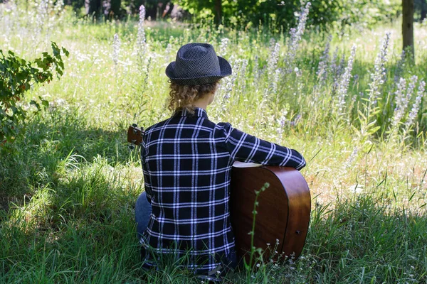 Woman Playing Acoustic Guitar Meadow — Stock Photo, Image