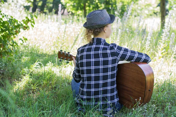 Woman Playing Acoustic Guitar Meadow — Stock Photo, Image
